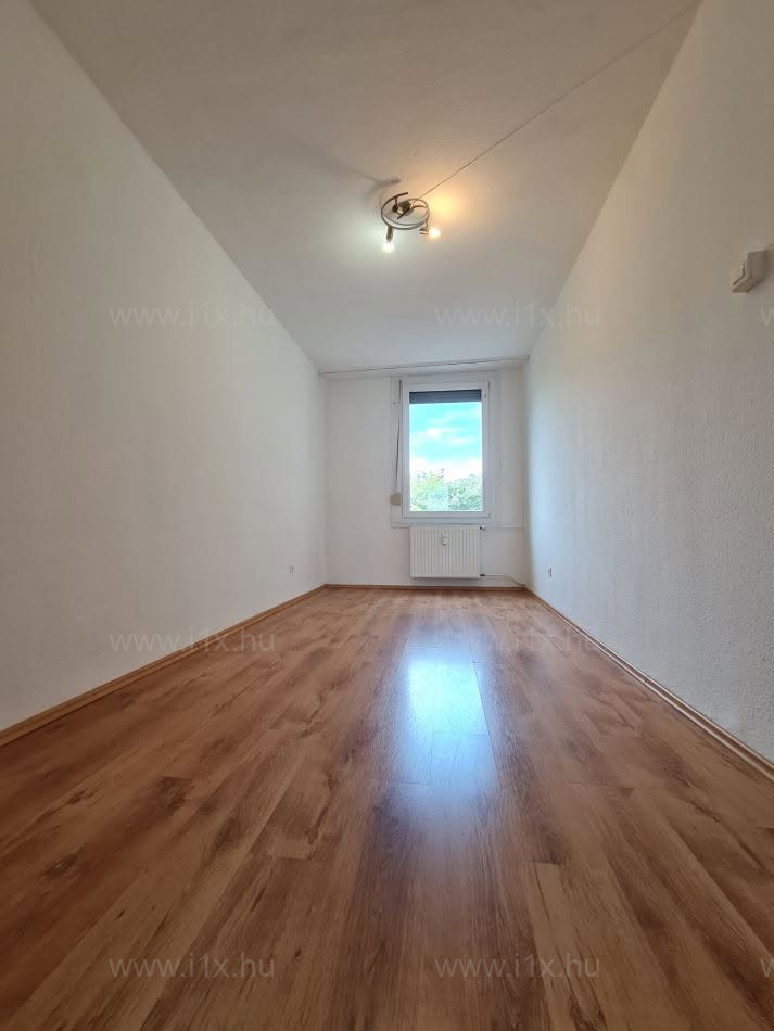 BAROSS UTCÁBAN  3 SZOBÁS, ERKÉLYES LAKÁS ELADÓ!
